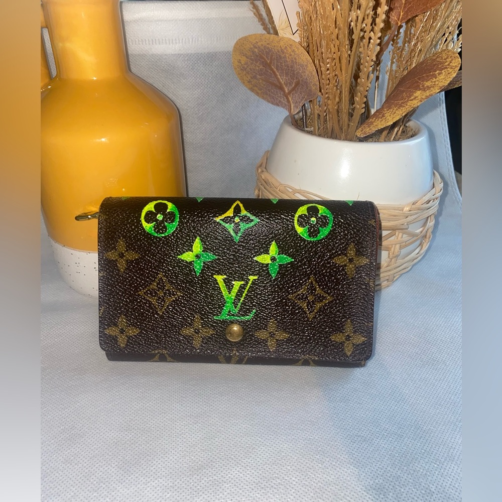 Authentic Lv tresor wallet brown / custom hand painted green-yellow